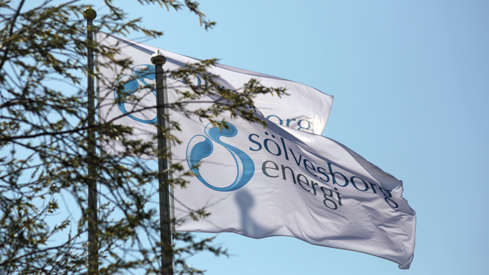 Flaggor med Sölvesborg energis logotyp. Foto: Serny.